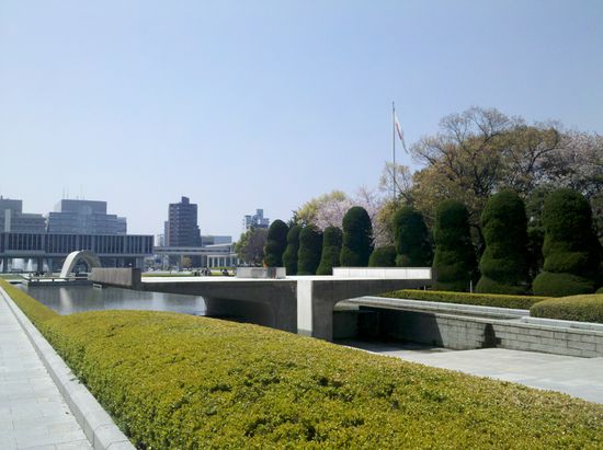 Leider nur schwer zu erkennen: Hier brennt eine Flamme seit 1964 welche erst gelöscht werden soll wenn alle Atomwaffen der Welt vernichtet sind. Es wird wohl eher das Öl für die Flamme ausgehen...