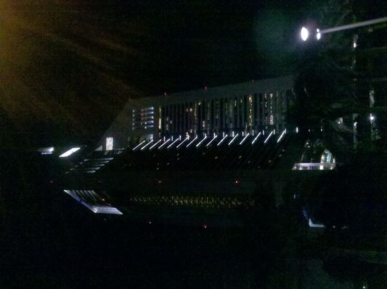 Da in Dubai alles etwas überproportioniert scheint, ist auch unser Hotel ziemlich riesig. (Hier leider auf der Seite, da mein Handy nicht mitspielen will)
Das Hotel setzt extrem Wert auf Service und Luxus