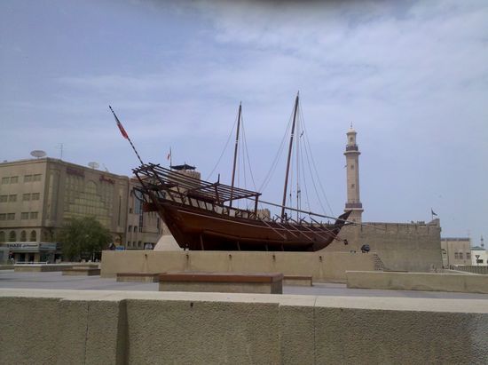 Im Hintergrund das Museum