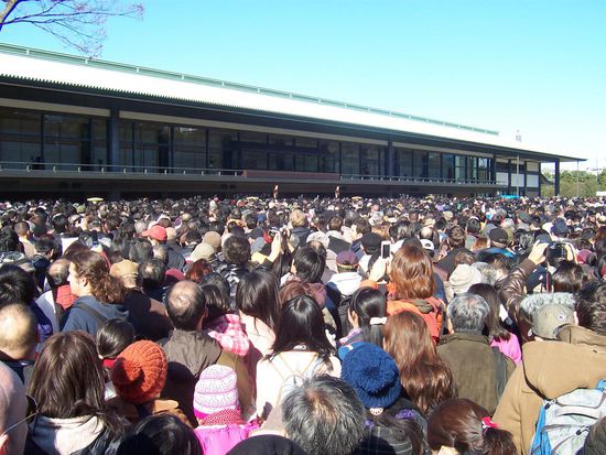 Warten auf Kaiser Akihito