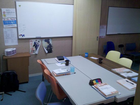 Unser Klassenzimmer (für 8 Schüler + Lehrer ist es etwas eng)