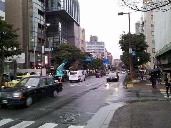 Nur noch die lebhafte Straße entlang.