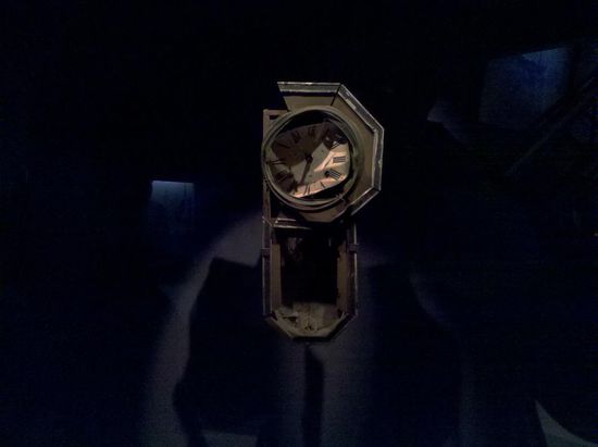 Die Uhr markiert den Zeitpunkt der Detonation.
Sie wurde 800m vom Einschlagsort entfernt gefunden und blieb exakt um 11.02 Uhr stehen.