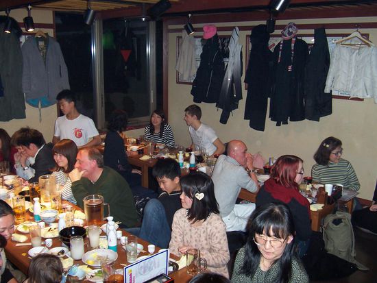 Bonenkai mit Lehrern und Schülern in einem Restaurant. Es gab ein paar Häppchen und reichlich Getränke.