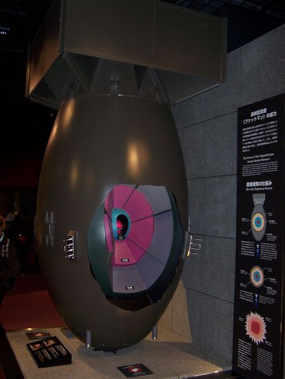 "Fatboy" in Lebensgröße
Im Gegensatz zur Hiroschimabombe war diese mit Plutunium statt Uran als Sprengstoff bestückt, was die Sprengkraft verdoppelte.