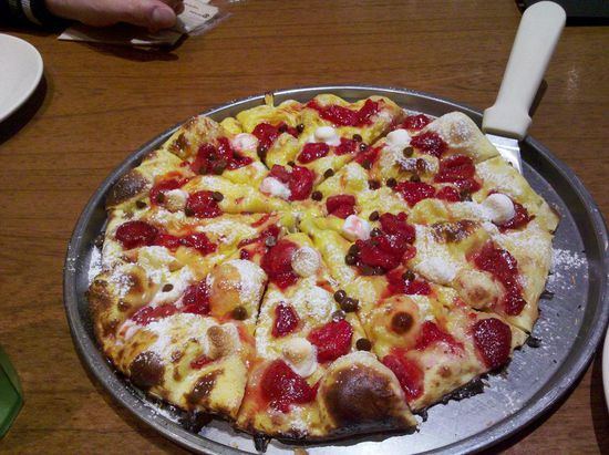 Nachtisch: Pizza mit Erdbeeren, Marshmallow und Schokostückchen auf Vanillepudding gebettet und mit Puderzucker bestäubt