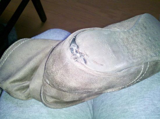 Die Schuhe lösen sich auf (Löcher in der Sohle vorne und hinten) ....