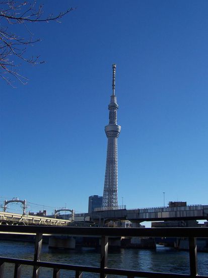 Der Turm von der Bahnstation aus, davon ist es noch ein "kleines" Stück zu laufen.