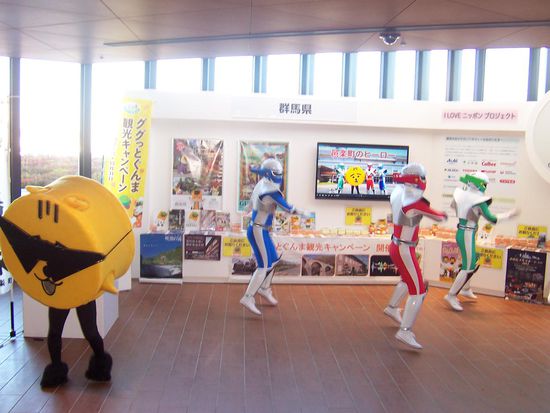 Unten wurde noch eine tolle Tanzeinlage geboten. Steve steht übrigends ganz hinten in der Menschenmenge und hat dennoch solch ein Foto geschossen.