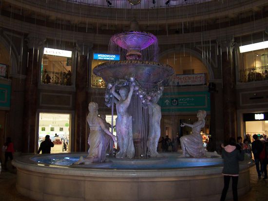 Dieses Bild beschreibt den Kitsch der Mall ganz gut