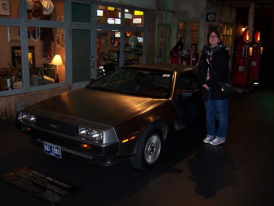 Denise mit einem Delorean