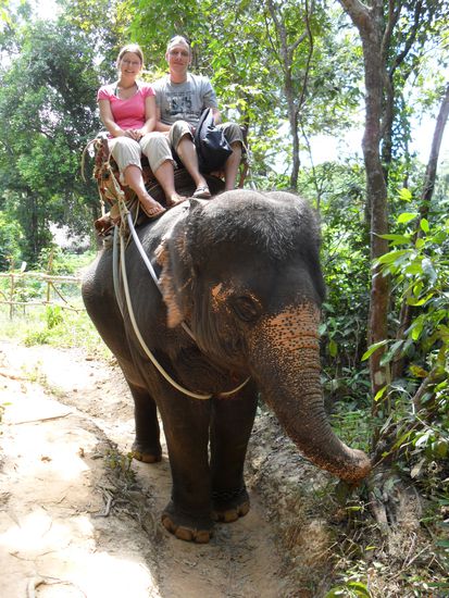 Das ist unser 12 Jahre altes Elefantenbaby. Wir haben spaeter sogar abwechselnd im Nacken des Elefanten gesessen und unser Fuehrer hat ganz viele Fotos von uns gemacht.