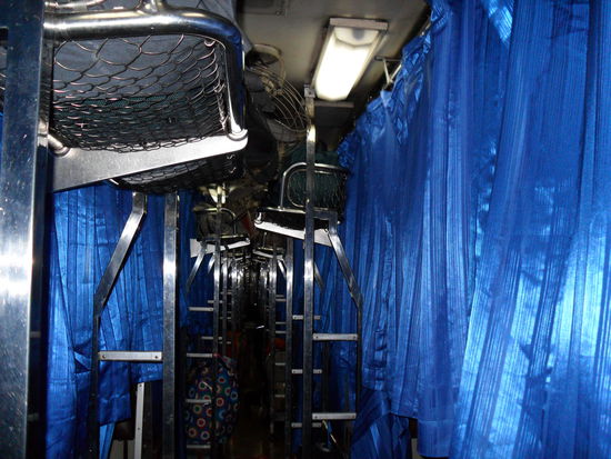 Links und rechts sowie oben und unten sind die Betten. Schaukelt sehr und Zug faehrt ungefaehr 50 km/h. Nicht mit deutschen Zuegen zu vergleichen. Trotzdem die beste Art in Thailand zu Reisen.