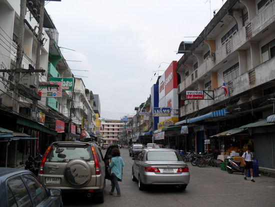 Das ist eine typische Nebenstrasse in Thailand (Chumphon). Viele Autos und eine Menge von Mopeds, welche einen immer versuchen umzufahren 