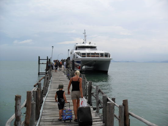 Das ist das Speedboot zur Insel Koh Tao. Niemandem wirklich zu empfehlen. Braucht zwar nur 2 Stunden (sonst 8 mit Nachtboot) faehrt aber ueber 5 Meter hohe Wellen bei voller Geschwindigkeit. 99% Seekrankheit vorprogrammiert.