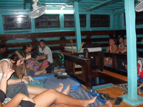 Nachtboot: wie die Oelsardinen nebeneinander, 120 Leute, 8 Stunden lang, aber wenigstens keine 5 Meter hohen Wellen und gut versorgt mit Seekrankheitstabletten 