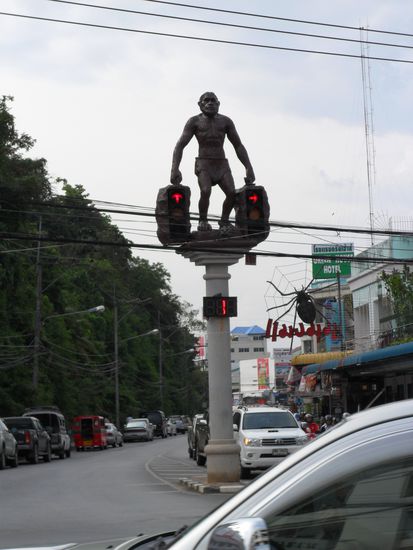 Vom Gorilla gehalten: die Ampel (zaehlen in Thailand alle die Zeit rueckwaerts runter)