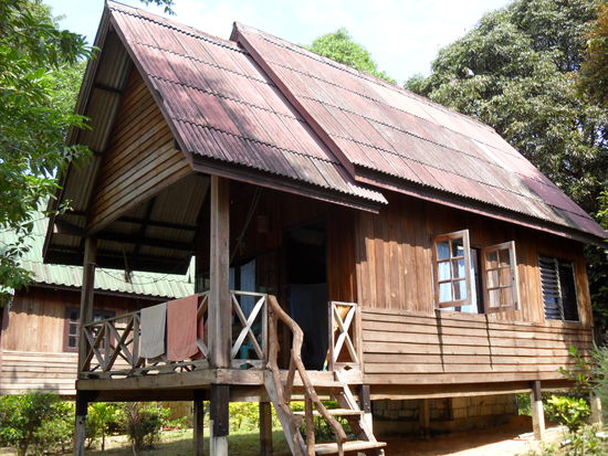 unsere bescheidene Holzhuette im Ko Pu Valley Resort, hatten freundlichen Besuch von Affen, Geckos und Fledermaeusen