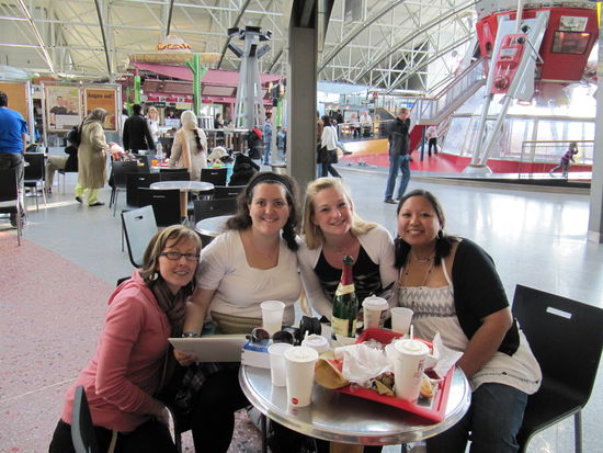 Überraschung gelungen! Mit meinen Mädels nochmal vereint am Flughafen 