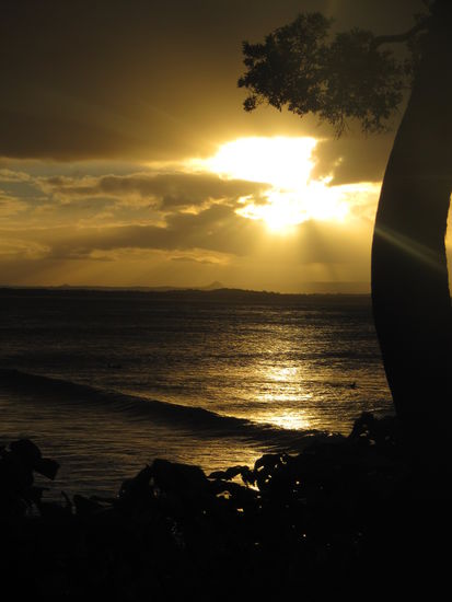 Sonnenuntergang mit Blick vom Nationalpark Noosa auf den Pazifik.