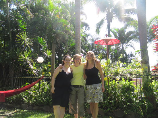 Mit unserer Zimmernachbarin Julia im tropischen Garten.