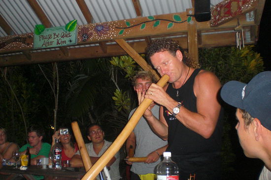Besitzer Gabriel zeigt wie man Didgeridoo spielt.