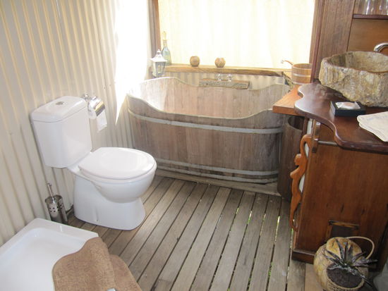 Und das Badezimmer hier im Zelt. Kostet aber auch mehr wegen der Badewanne.