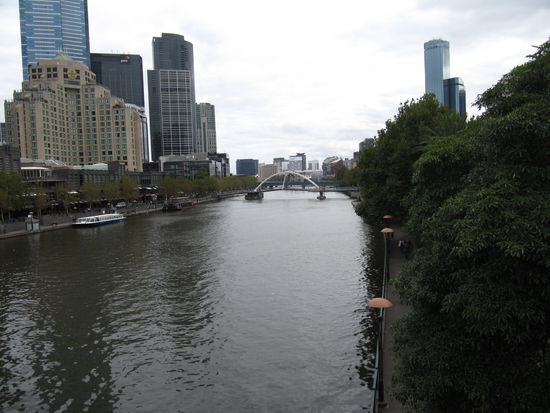Der Yarra River mit Hochhäusern am Melbourner Southbank. Ganz im Ernst, das ist mir Southbank Brisbane lieber!