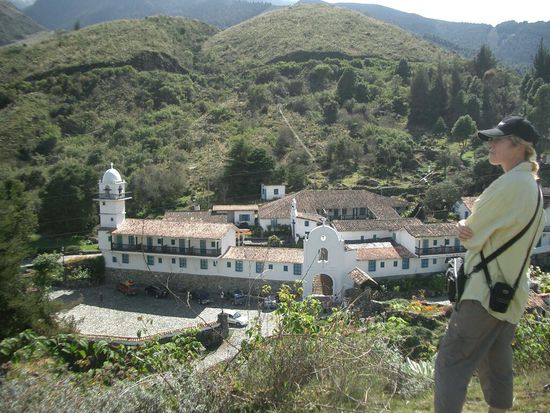 Fisch-Woman blickt auf das Klosterhotel Los Frailes