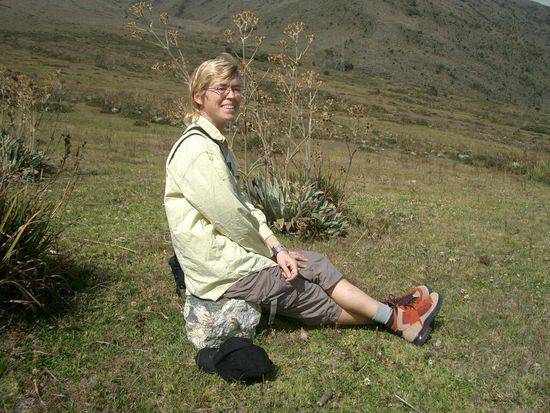 Fisch-Woman rastet bei einem kleinen Spaziergang in der Hochregion der Cordillera de Merida