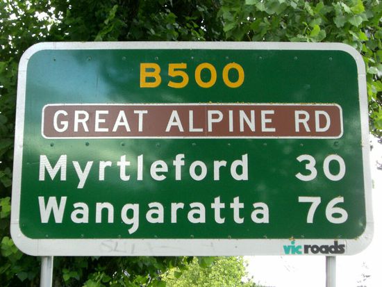 Die Great Alpine Road und die Schwarzwaldhochstraße werden beide mit B500 gekennzeichnet