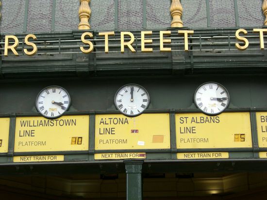 Anzeige der Abfahrtszeiten in der Flinders Street Station