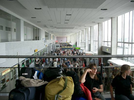 Warten auf Moskaus innerrussischem Flughafen