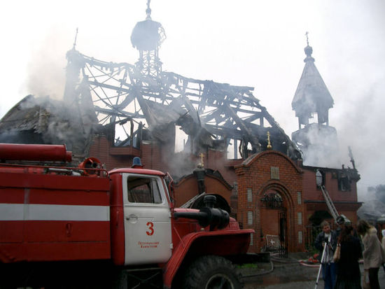 Die Kirche steht in Flammen