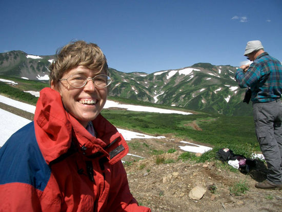 Fisch-Woman posiert vor natürlicher Tarnfärbung