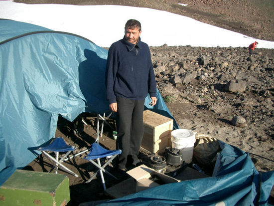 Sergej im zerrissenen Küchenzelt