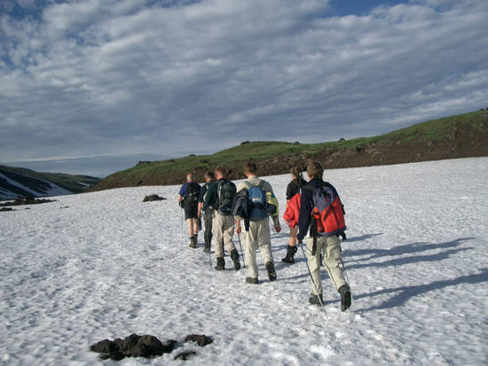Abstieg über die Schneefelder des Gorely