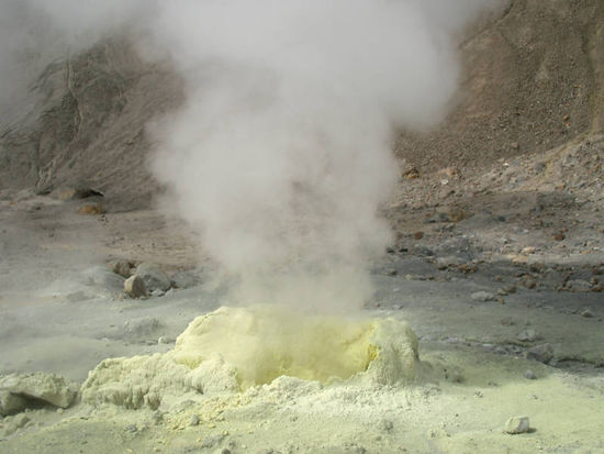 Fumerole aus schwefelgelber Quelle
