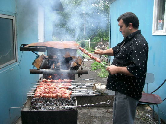 Schaschlik-Profi am Werk