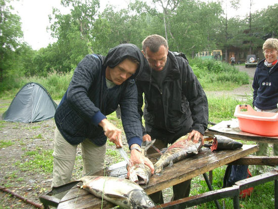 Der selbst gefangene Lachs wird ausgenommen