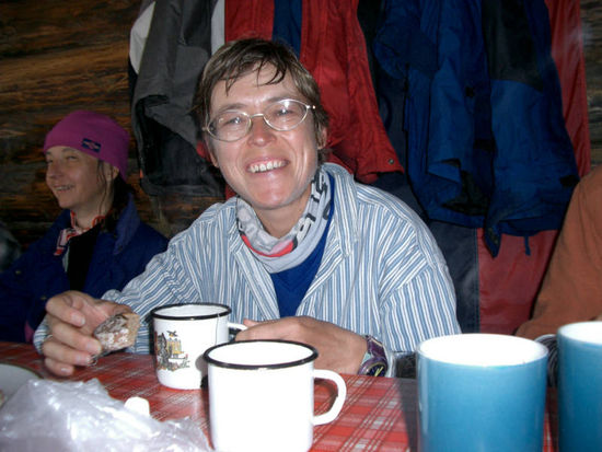 Fisch-Woman beim Abendessen in der Berghütte
