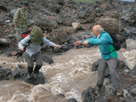 Viktor hilft Betty über den reißenden Fluss