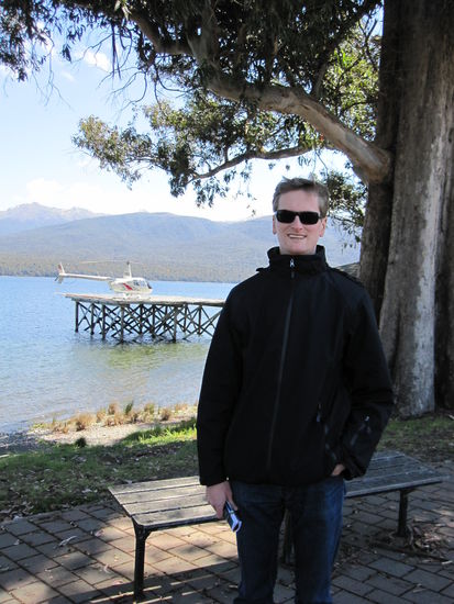 In Te Anau kann man alle erdenklichen Ausflüge mit Booten, Segelfliegern oder - wie hier im Hintergrund - mit Helikoptern buchen