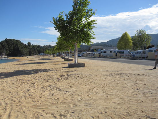 Motor Beach Camp in Kaiteriteri - wer in der ersten Reihe steht (so wie wir) hat richtig Glück
