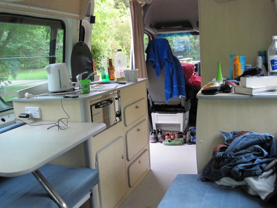 Das war unser Camper von innen - Küche, Esszimmer, Wohnzimmer, Schlafzimmer - alles in einem. Zum Glück hatten wir viel Platz.