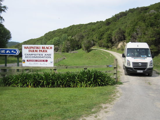 Einfahrt zum Beach Camp. Die Pforte bitte nach Einfahrt schließen...
