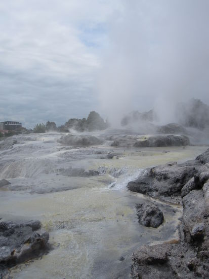 Hier dampft es und stinkt nach Schwefel - eine einzigartige Landschaft