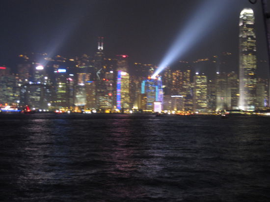 Jeden Abend findet am Hafen eine Lasershow statt