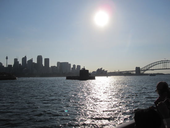 Sydney in der Abenddämmerung - vom Wasser aus gesehen