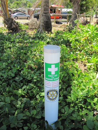 Solche Erste-Hilfe-Boxen findet man an allen Stränden, die von giftigen Quallen befallen sein können Dies betrifft - je nach Jahreszeit - die Küste zwischen Cairns und Brisbane. Das Badeverbot sollte man unbedingt einhalten!
